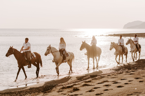 Santorini: esperienza di equitazione nel paesaggio vulcanicoSantorini: tour a cavallo dei paesaggi vulcanici