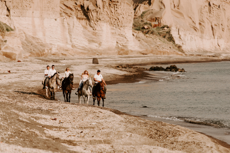 Santorini: esperienza di equitazione nel paesaggio vulcanicoSantorini: tour a cavallo dei paesaggi vulcanici