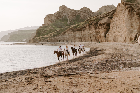 Santorin : équitation dans un paysage volcanique