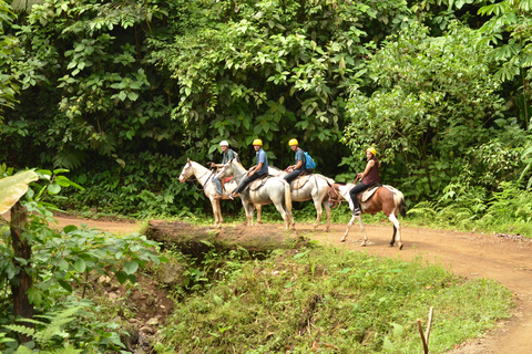 Quepos: Passeggiata a cavallo alle cascate dello sciamano