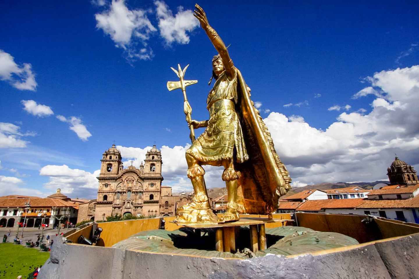 Перу золотой. Cusco. Куско памятник. Куско Плазе де Армас статуя Манко капак. Подножье фонтана на центральной площади. Куско, Перу.