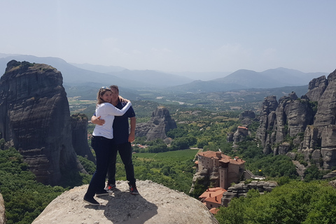 De Atenas: Viagem de 1 dia de trem para as cavernas e mosteiros de Meteora