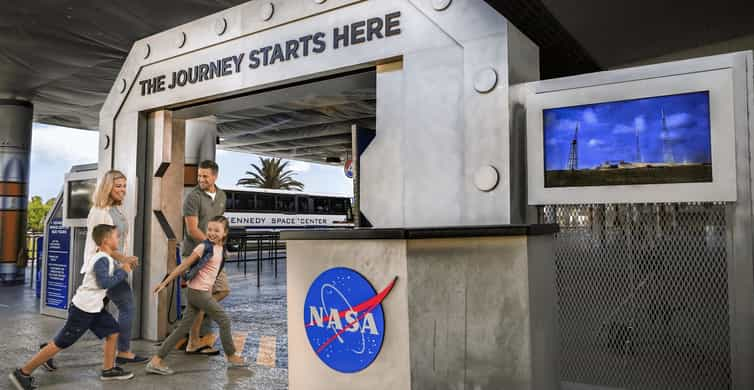 Entrada complejo de visitantes del Centro Espacial Kennedy