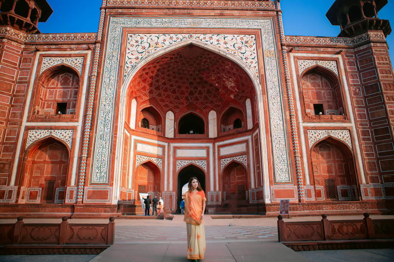 Desde Agra: ticket de entrada sin colas al Taj Mahal con guía