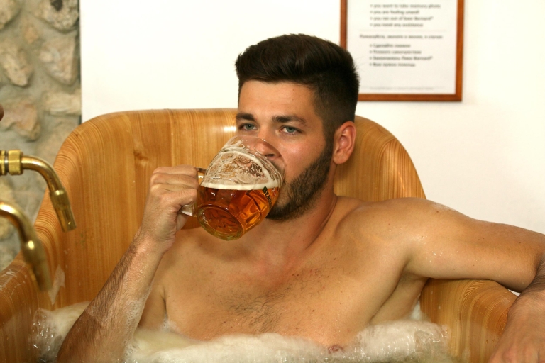 Prague: Beer Bath With Unlimited Beer Beer Spa and Unlimited Beer: Private Tub With Massage