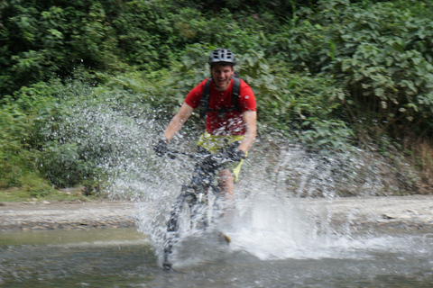 La Paz: In mountain bike lungo la strada più pericolosa del mondoLa Paz: in mountain bike lungo la strada più pericolosa del mondo