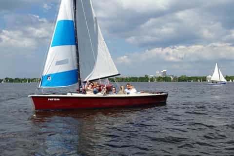Hamburg: Private 1.5-Hour Sailing Trip on Alster River