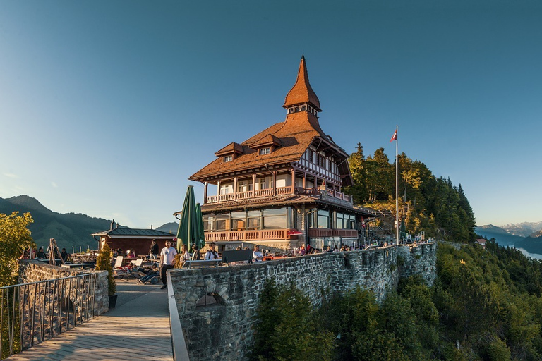 Fridag i byn Interlaken från LausanneFrån Lausanne: Busstransfer till Interlaken Village