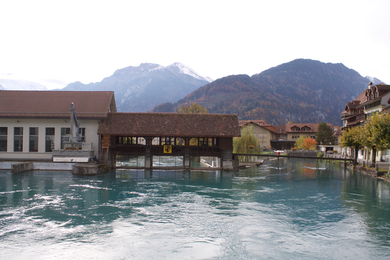 Fridag i byn Interlaken från LausanneFrån Lausanne: Busstransfer till Interlaken Village