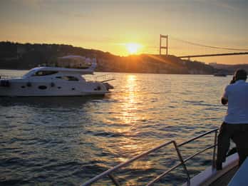 Bosporus: Sonnenuntergangs-Tour auf einer luxuriösen Yacht Bosporus: Sonnenuntergangs-Tour auf einer luxuriösen Yacht
