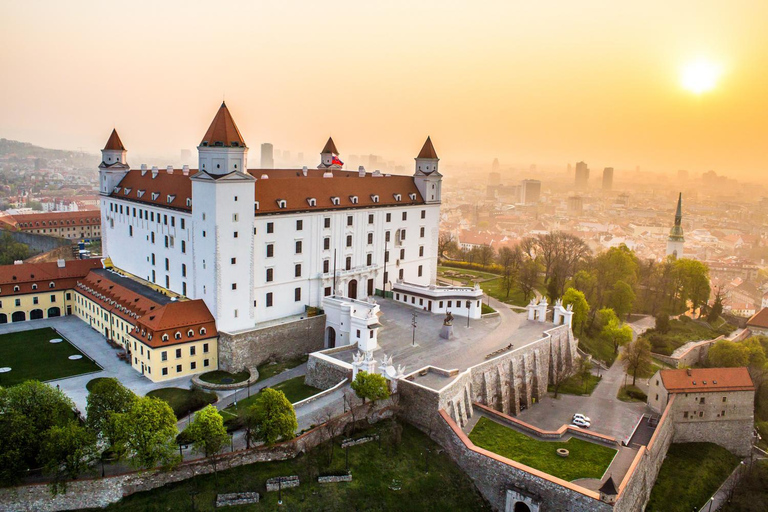 Vanuit Wenen: Stadsrondleiding door Bratislava met eetoptiesTour met lunch en bierproeverij: Engels of Duits