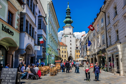 Vanuit Wenen: Stadsrondleiding door Bratislava met eetoptiesTour met lunch en bierproeverij: Engels of Duits