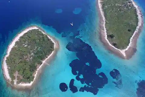 From Split: Half-Day Blue Lagoon & Trogir Tour