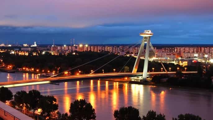 recorrido a pie nocturno por bratislava y bebida en el bar observatory
