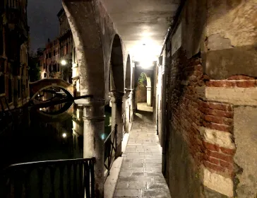 Rundgang durch Venedig bei Nacht: Aperitif und Legenden