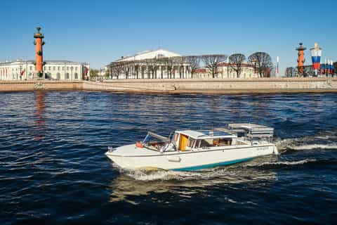 St. Petersburg: Private Boat Trip and Sightseeing Tour