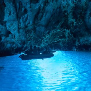Da Omis: tour in motoscafo della Grotta Azzurra e delle 5 isole