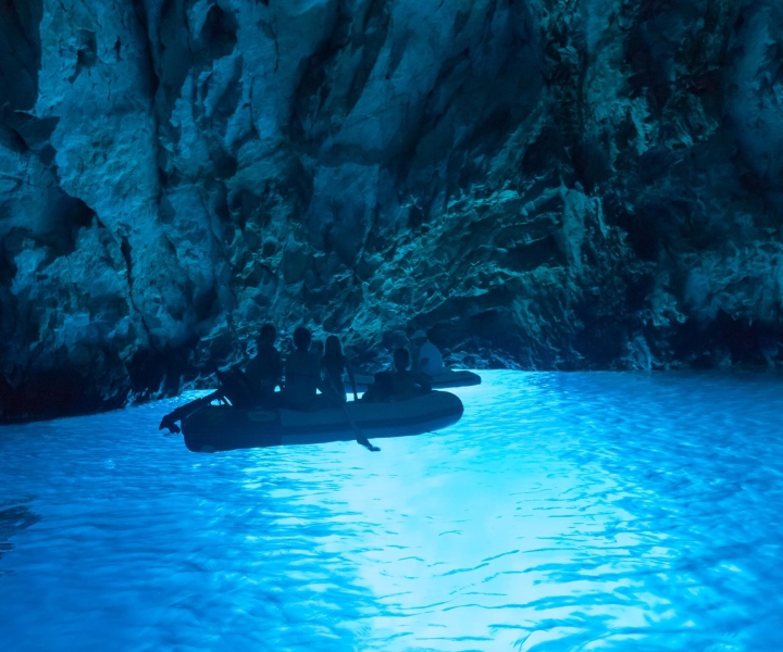 Z Omiša: Błękitna Jaskinia i 5 wysp – wycieczka motorówką