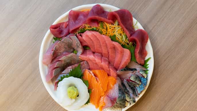 tokyo toyosu fish market tuna auction tasting