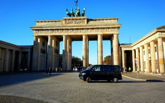 Berlin: Die Highlights der City mit einem privaten Wagen