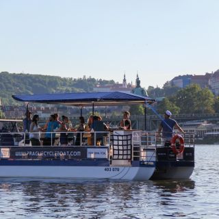 Praag: Zwemmende bierfiets op een fietsboot