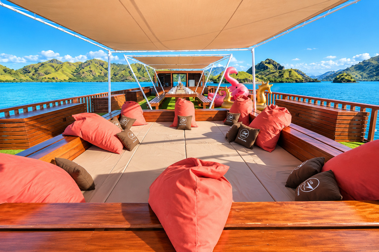 Labuan Bajo: 3-Day Komodo Sailing Luxury Boat with All Fees Deluxe Boat - Private Standar Room (2pax/room)