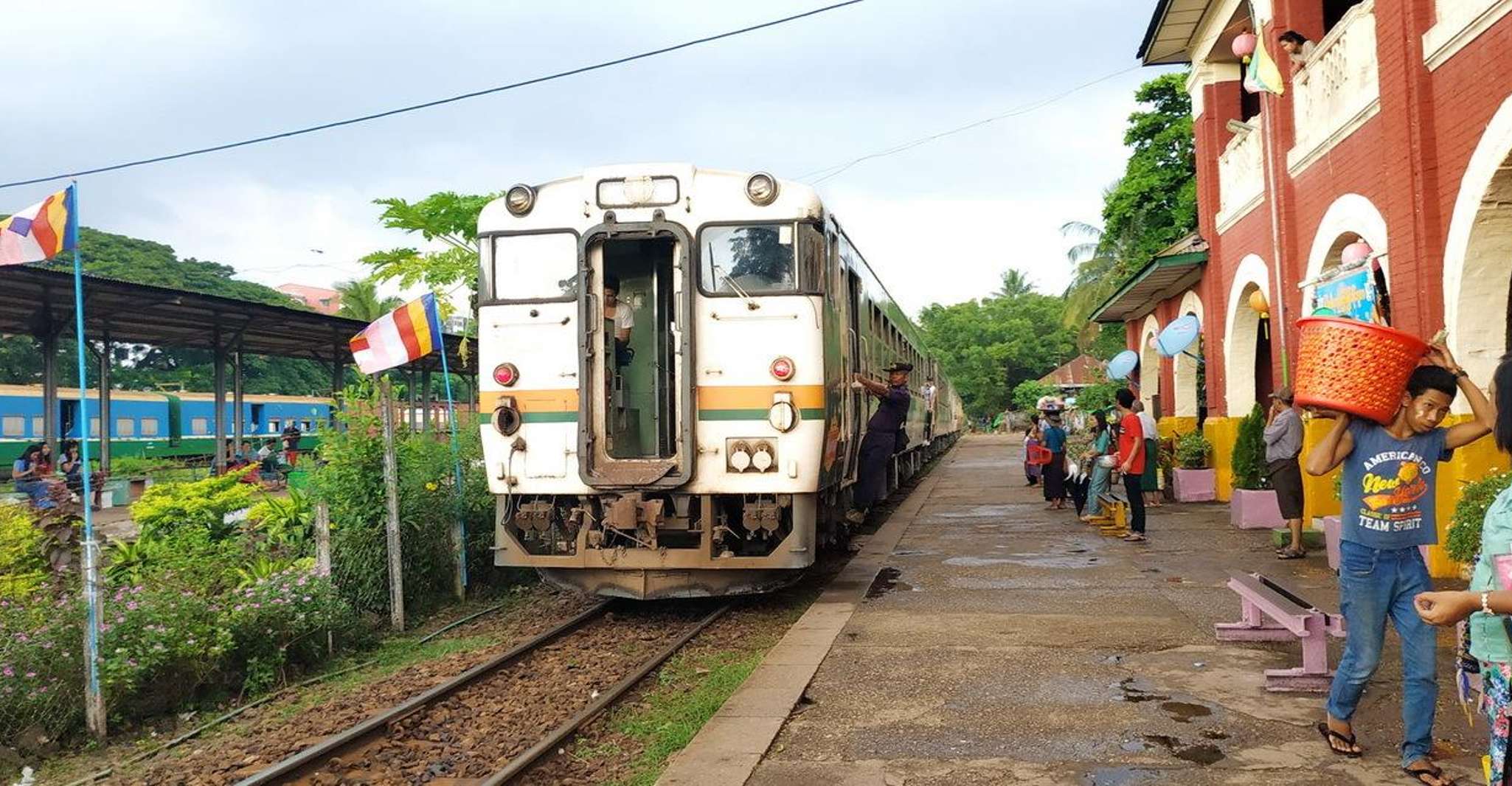 Yangon Full Day Tour with Circular Train Ride - Housity