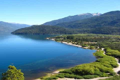 Bariloche: Full-Day El Bolsón and Puelo Lake Tour