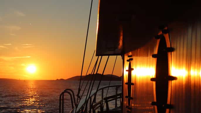 da spalato tour in barca al tramonto con musica dal vivo