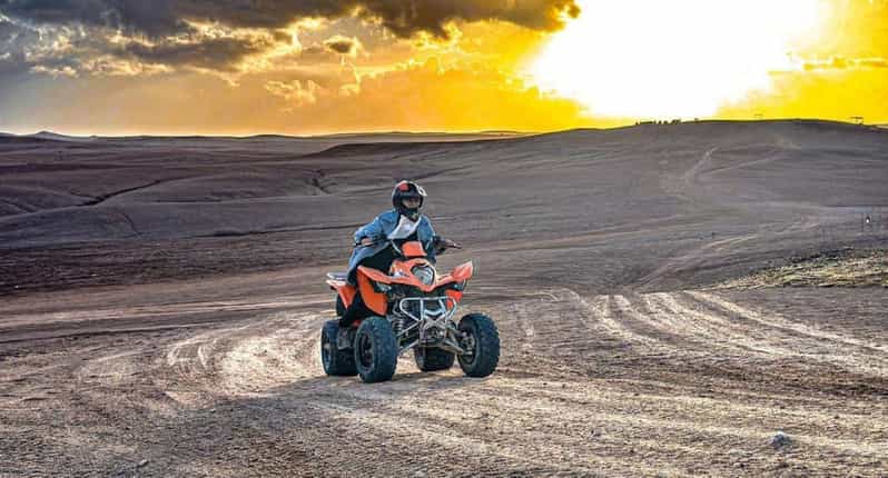 Marrakech: quad, kamelenrit en diner met vuurshow in de Agafay-woestijn - quad
