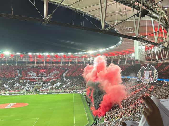Rio: mecz piłki nożnej na stadionie Maracanã