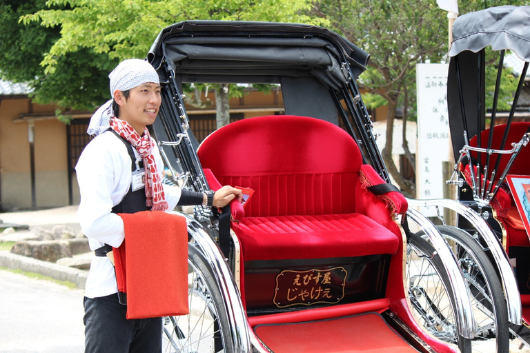 Miyajima: privé-riksja-tour naar Itsukushima-schrijn"Like a Local" rondleiding van 130 minuten