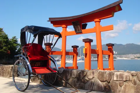 Miyajima: Private Rickshaw Tour to Itsukushima Shrine