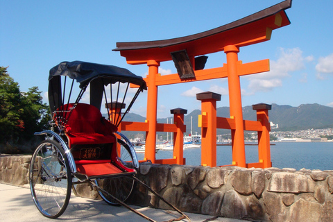 Miyajima: privé-riksja-tour naar Itsukushima-schrijn"Like a Local" rondleiding van 130 minuten