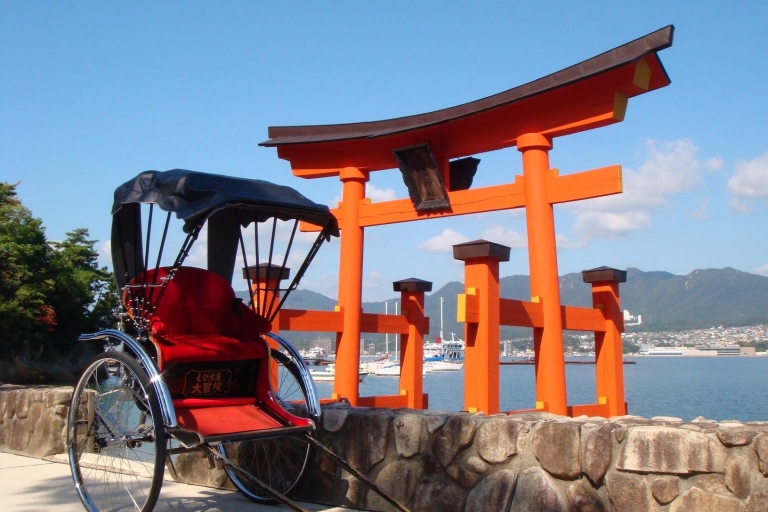 Miyajima: Prywatna wycieczka rikszą do świątyni ItsukushimaWstępna 45-minutowa wycieczka