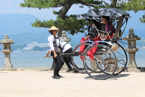Miyajima: privé-riksja-tour naar Itsukushima-schrijn"Like a Local" rondleiding van 130 minuten