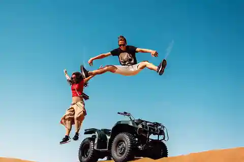 Dubaï : Les Dunes Rouges en Quad avec Sandboarding, Chameaux et BBQ
