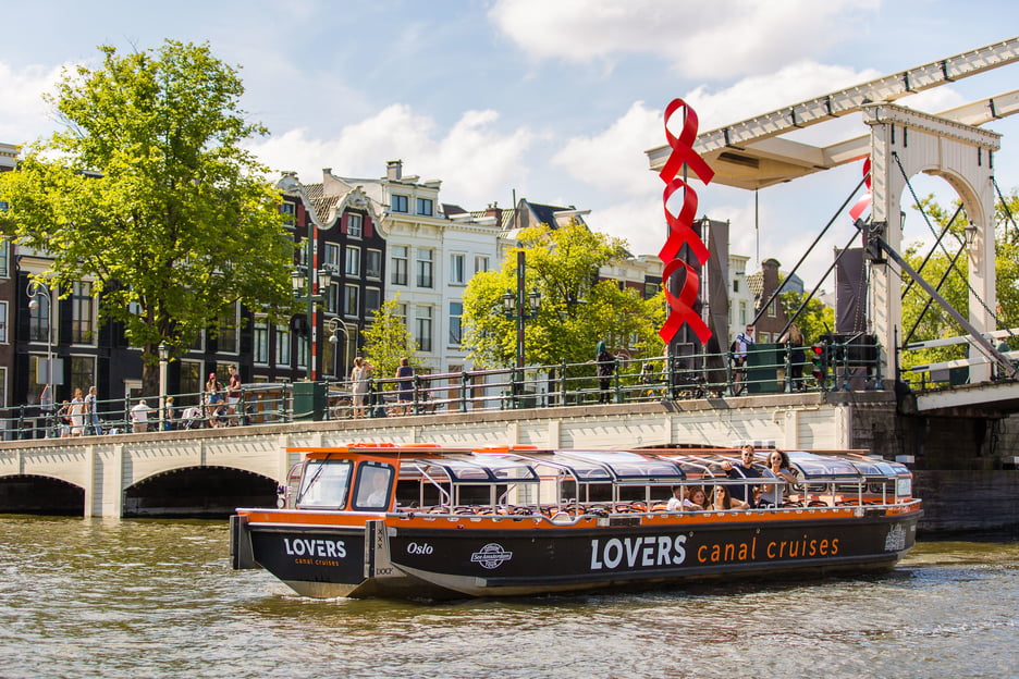 Amsterdam: Fahrt mit einem halboffenen Grachtenboot