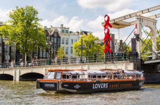 Amsterdam: Fahrt mit einem halboffenen Grachtenboot