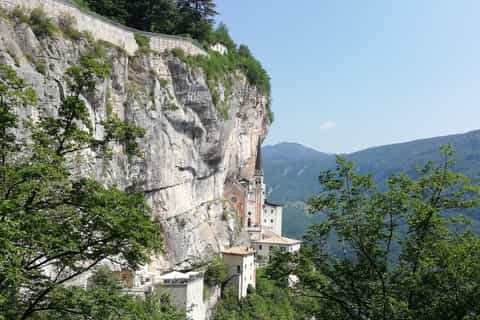 Fra Gardasjøen: Guidet tur til Madonna Della Corona-kirken