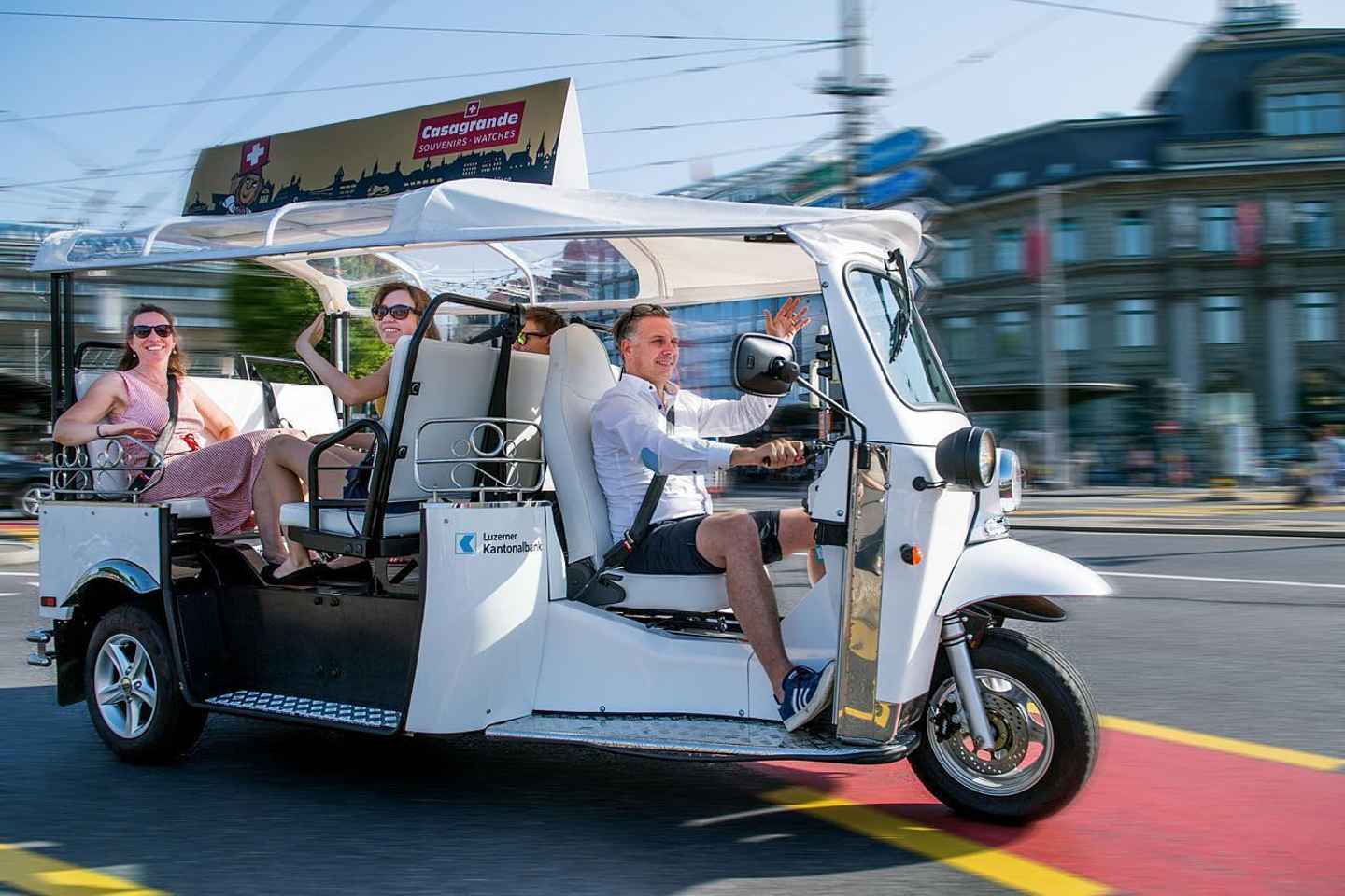 Lucerne: eTukTuk City Tour - 90-Minute City Tour