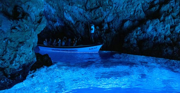 Von Milna, Supetar, Postira: Magische Blaue Grotte und Hvar Von Milna, Supetar, Postira: Magische Blaue Grotte und Hvar