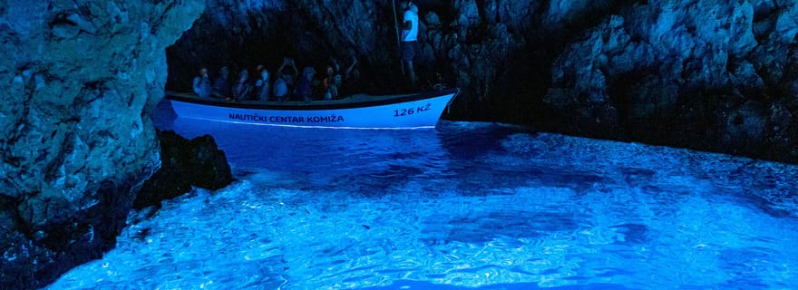 Depuis Milna, Supetar, Postira : la grotte bleue magique et Hvar