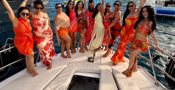 Cabo Sunset Yacht Tour: Dinner, Drinks & Arch 1-20 ppl