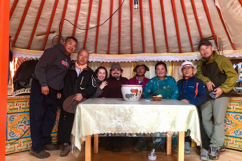 Ulaanbaatar: escursione nel deserto del Semi-Gobi e giro in cammelloUlaanbaatar: gita di un giorno nel deserto del semi-gobi e giro in cammello o a cavallo