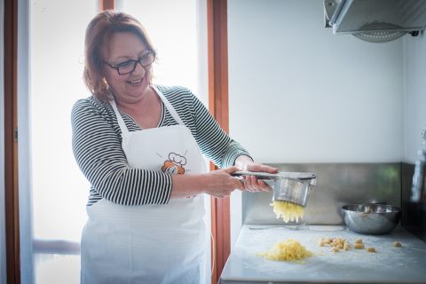 Ravenna: lezione di cucina a casa di un locale