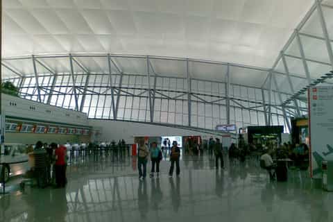 Montevideo: Shared 1-Way or Round Trip MVD Airport Transfer