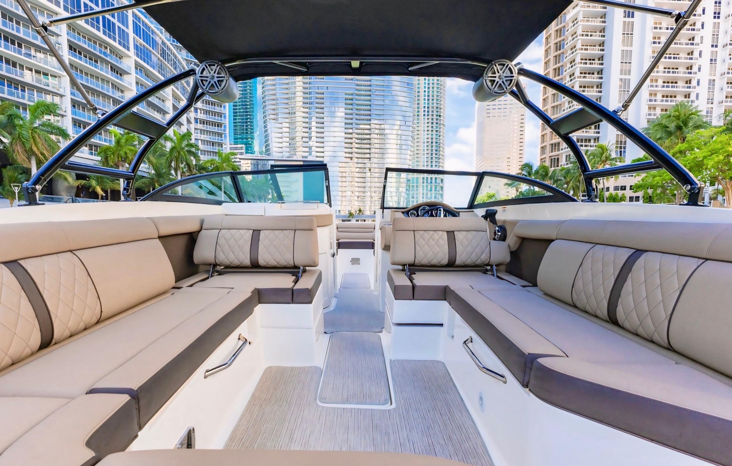 Private Bootscharter in Miami: Sightseeing, Sonnenuntergang & Sandbank