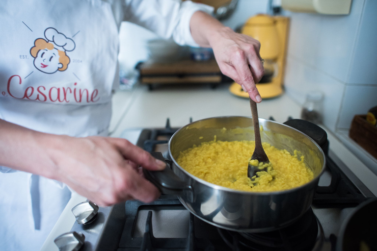 Milán: clase privada de preparación de pasta en la casa de un local