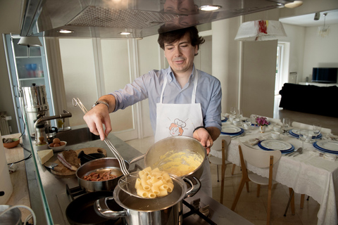 Roma: clase privada de preparación de pasta en la casa de un local